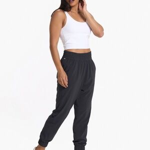 Vuori Daily Crop White Medium